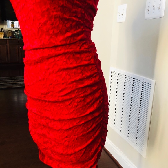 GORGEOUS FIGURE HUGGING DRESS - Picture 5 of 6